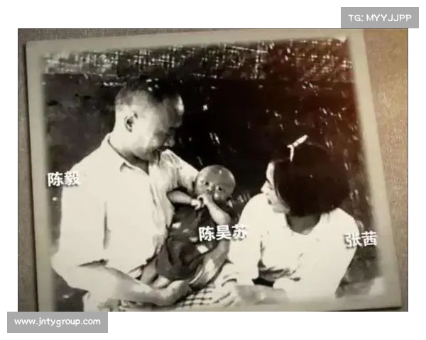 依然风华绝代,陈毅夫人张茜与周总理合影展现柔美魅力 依然风华绝代,陈毅夫人张茜与周总理合影展现柔美魅力